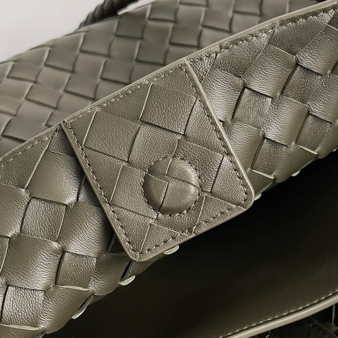 The 2023 new Andiamo batch of 2260 BV has been shipped‼ ️Really popular🔥The new Andiamo woven handbag launched by Bottega Veneta this season is really popular all over the world! ! Celebrities at home and abroad have worn it, and Oscar-winning actress Michelle Yeoh has taken it out on the street. Song Jia, Trai Yara, Yu Feihong, Sanji Ayaka, Rosie Hunting-Whiteley, Yoshioka Riho, etc. have all picked up this bag. It is classic and versatile, showing off its temperament, and the bag capacity is also large, which is very convenient for daily commuting! ! A variety of carrying methods, the shoulder straps can be adjusted by yourself, the original lambskin feels soft and delicate, and the unisex style breaks gender boundaries and brings a more practical and long-lasting use experience. Andiamo has both elegant and casual styles, which perfectly interprets "fashionable old money style". Style number: 743572 Size: 32*24*12